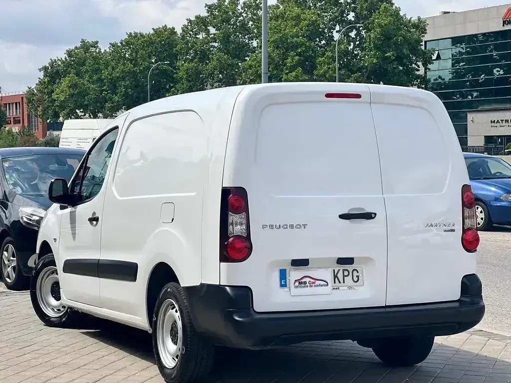 Usado Peugeot Partner Premium 100 CV (73 kW) 2018 Blanco Monovolumen