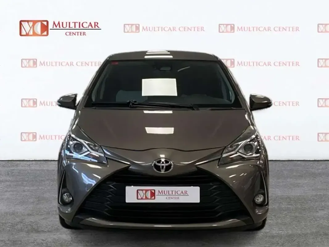 Usado Toyota Yaris Active 69 CV (50 kW) 2018 Gris Berlina