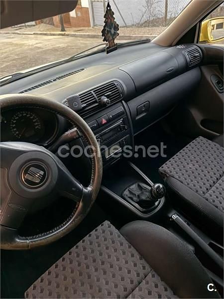 Usado Seat Leon Sport 110 CV (80 kW) 2000 Amarillo Berlina