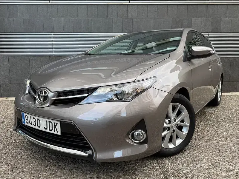 Usado Toyota Auris 132 CV (97 kW) 2015 Marrón Berlina