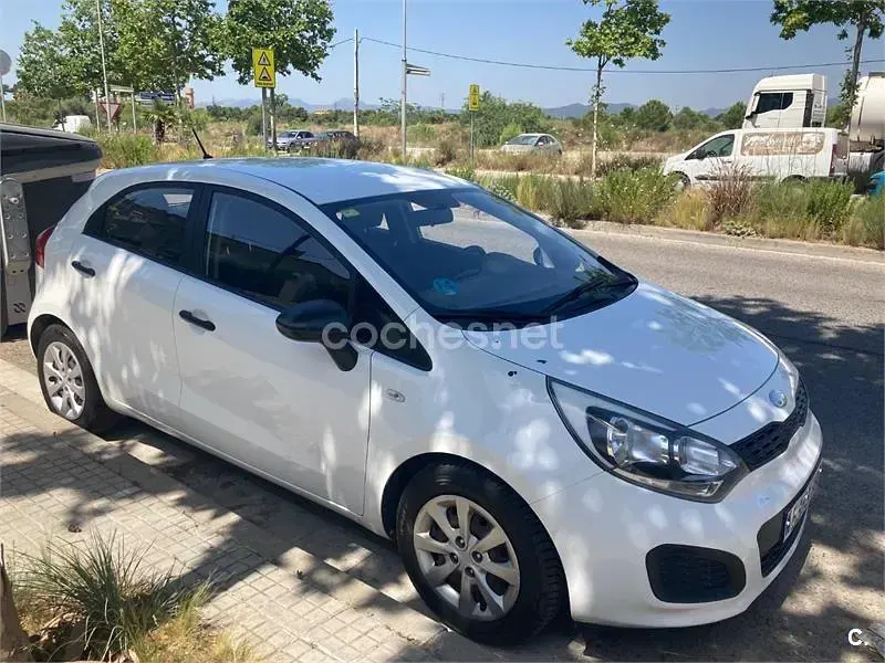 Usado Kia Rio 85 CV (62 kW) 2013 Blanco Berlina