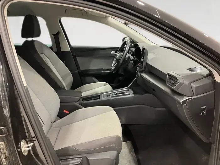 Usado Seat Leon Style 116 CV (85 kW) 2025 Negro Familiar