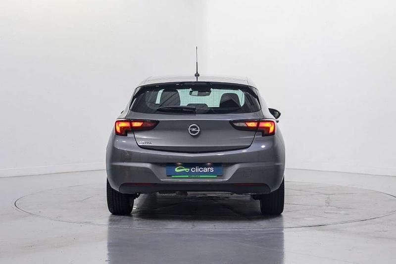Usado Opel Astra Design & Tech 110 CV (80 kW) 2021 Gris Utilitario