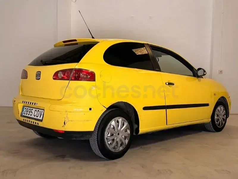 Begagnad Seat Ibiza Stella 64 HK (47 kW) 2003 Gul Halvkombi