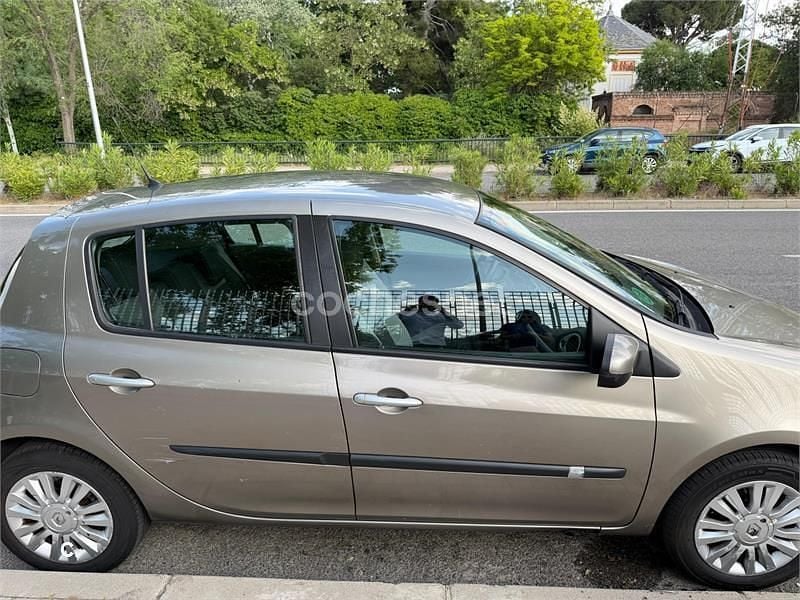 Usado Renault Clio II Expression 75 CV (55 kW) 2011 Gris / plata Berlina