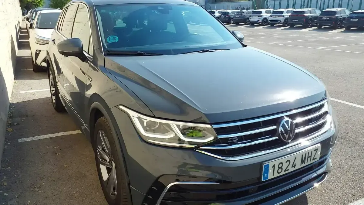 Usado VW Tiguan R-line 150 CV (110 kW) 2023 Gris / plata SUV
