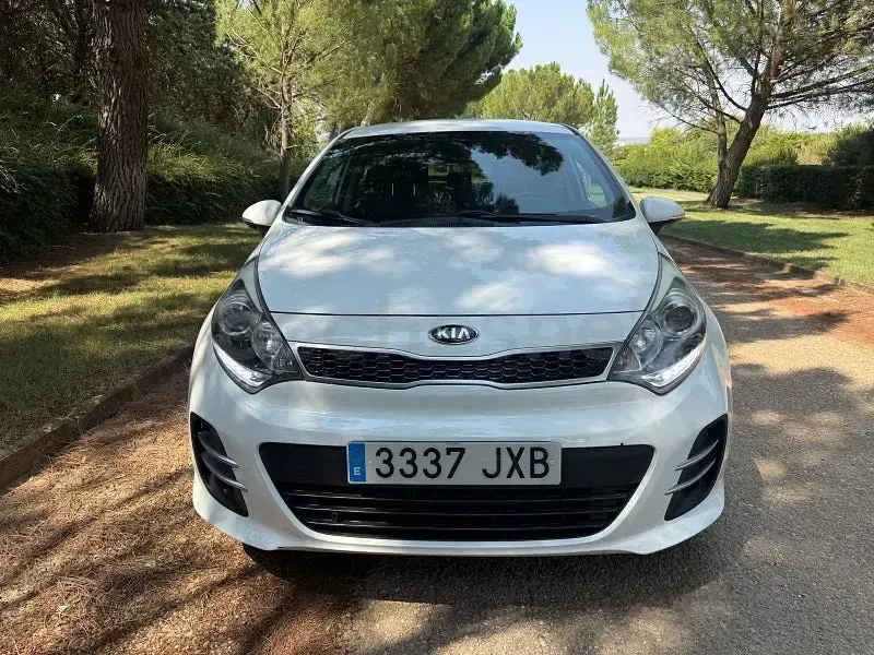 Usado Kia Rio 84 CV (61 kW) 2017 Blanco Berlina