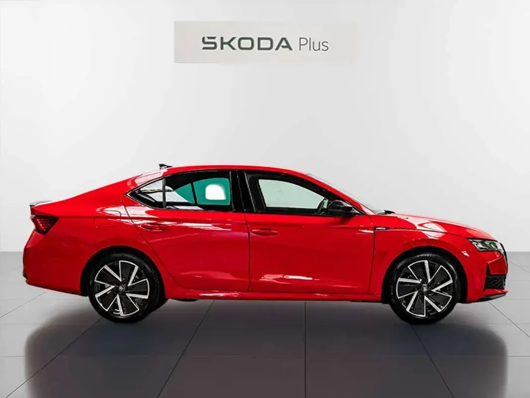 Usado Skoda Octavia SportLine 150 CV (110 kW) 2025 Rojo Utilitario