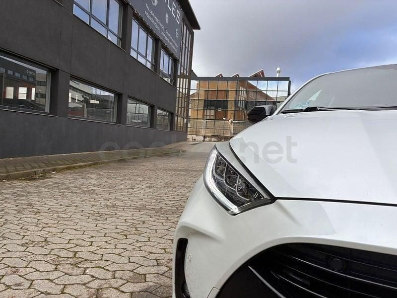 Usado Toyota Yaris Hybrid Style 116 CV (85 kW) 2021 Blanco Berlina