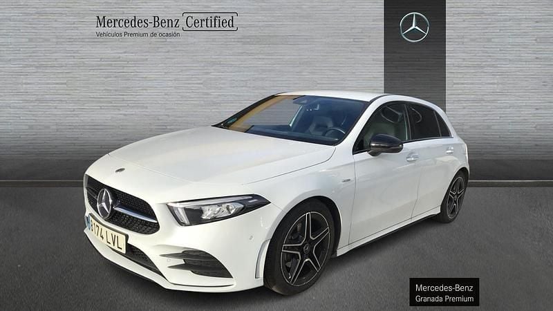 Usado Mercedes A180 AMG line 116 CV (85 kW) 2021 Blanco Berlina