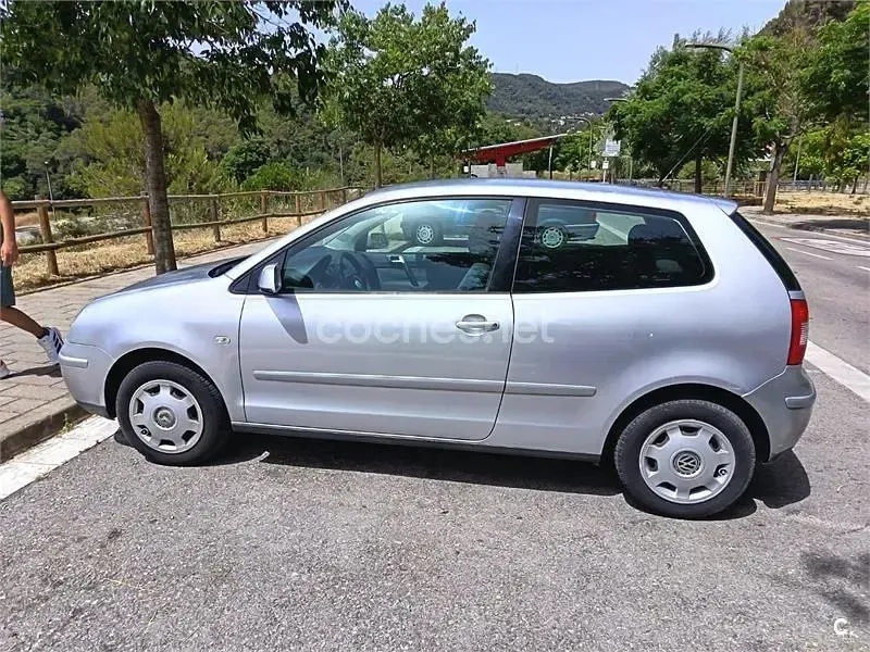 Usado VW Polo Trendline 75 CV (55 kW) 2002 Gris / plata Berlina