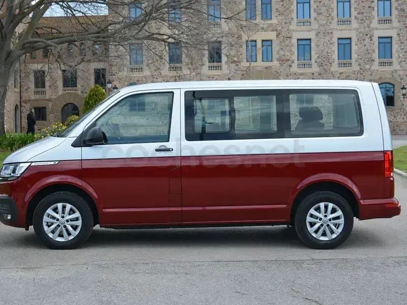 Usado VW Multivan 150 CV (110 kW) 2021 Rojo Monovolumen