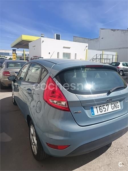 Usado Ford Fiesta Ambiente 68 CV (50 kW) 2009 Azul Utilitario
