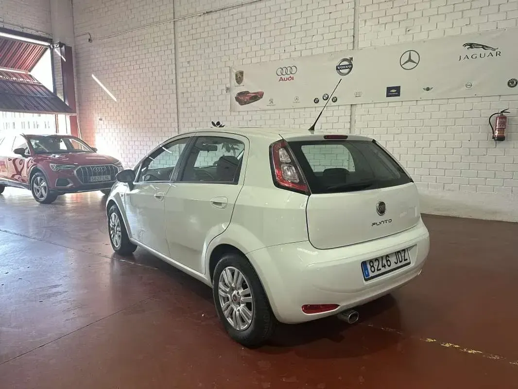 Usado Fiat Punto Pop 75 CV (55 kW) 2015 Blanco Utilitario