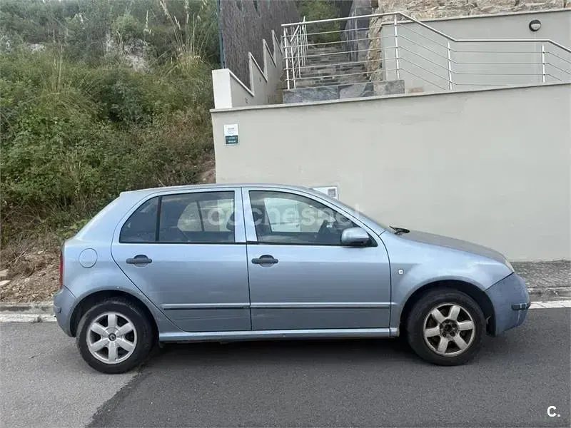 Usado Skoda Fabia Classic 64 CV (47 kW) 2002 Gris / plata Berlina