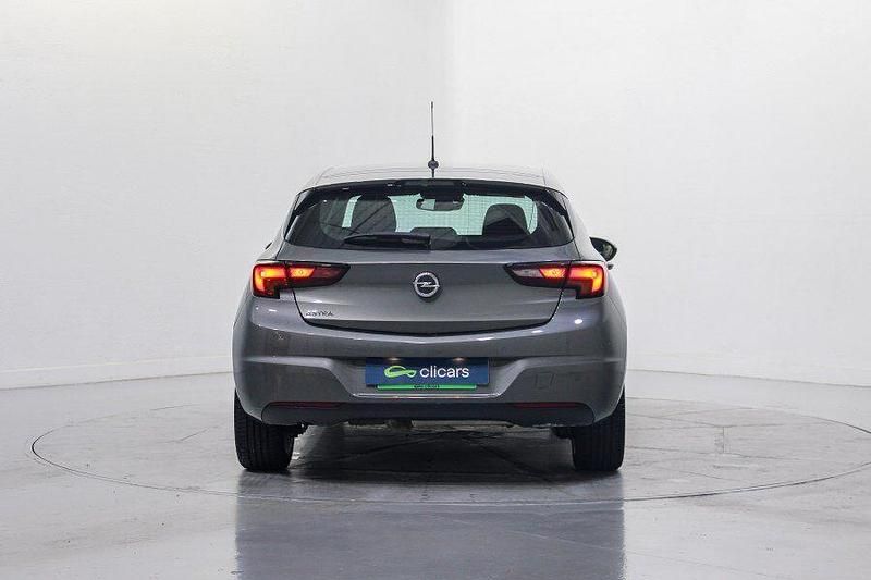 Usado Opel Astra Design & Tech 110 CV (80 kW) 2021 Gris Berlina