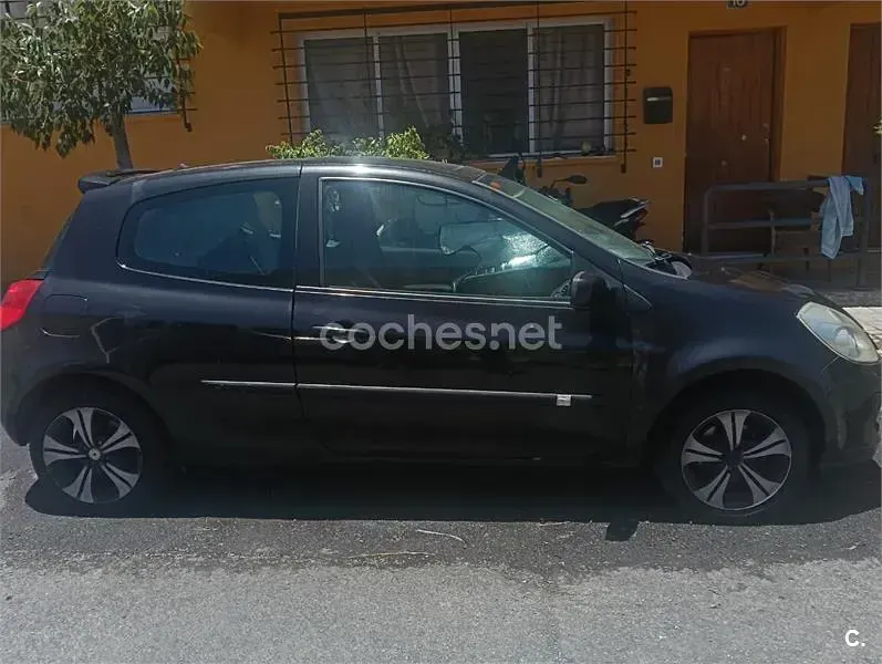 Usado Renault Clio II 75 CV (55 kW) 2010 Negro Berlina