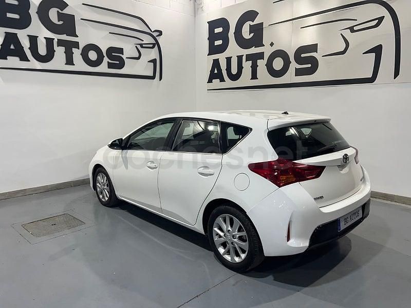 Usado Toyota Auris Advance 124 CV (91 kW) 2013 Blanco Berlina