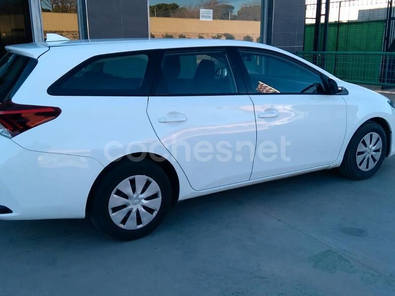 Usado Toyota Auris Active 90 CV (66 kW) 2017 Blanco Familiar