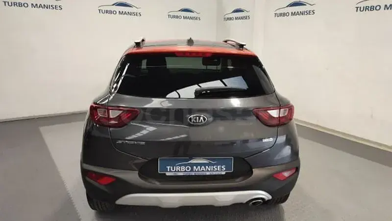 Usado Kia Stonic 110 CV (80 kW) 2018 Gris / plata SUV