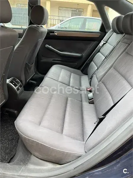 Usado Audi A6 165 CV (121 kW) 1998 Azul Familiar