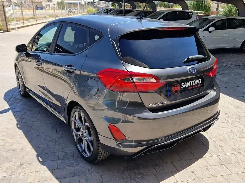 Usado Ford Fiesta ST-Line 125 CV (91 kW) 2019 Gris / plata Utilitario