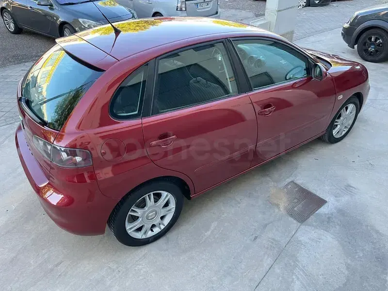 Usado Seat Ibiza 70 CV (51 kW) 2007 Granate Utilitario