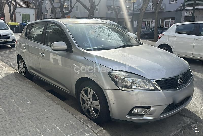 Usado Kia Ceed 90 CV (66 kW) 2010 Gris / plata Utilitario