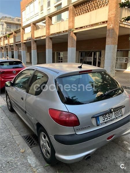 Usado Peugeot 206 90 CV (66 kW) 2000 Gris / plata Berlina
