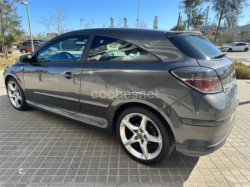 Usado Opel Astra GTC Sport 120 CV (88 kW) 2010 Gris / plata Berlina