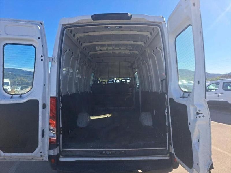 Usado Iveco Daily 136 CV (100 kW) 2021 Blanco Berlina