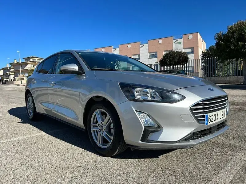 Usado Ford Focus Active X 120 CV (88 kW) 2021 Gris / plata Berlina