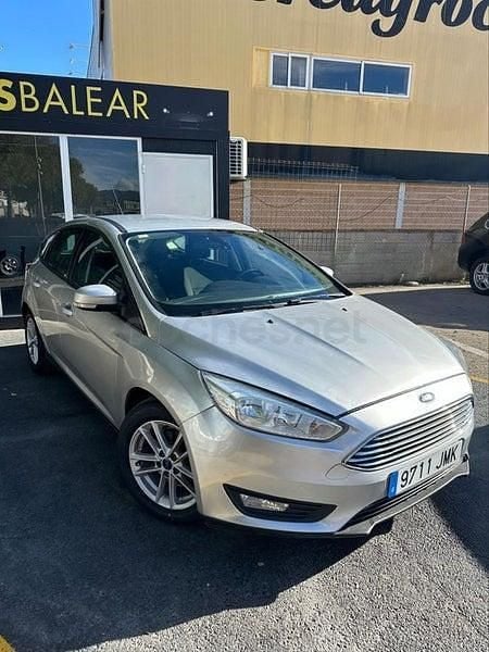 Usado Ford Focus Trend 125 CV (91 kW) 2016 Gris / plata Berlina