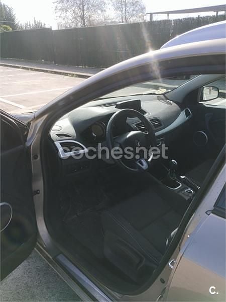 Usado Renault Mégane GrandTour Dynamique 130 CV (95 kW) 2010 Gris / plata Familiar