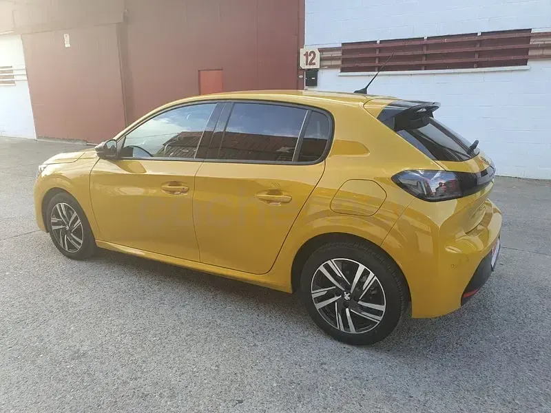 Usado Peugeot 208 Allure 100 CV (73 kW) 2022 Amarillo Utilitario