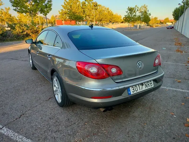 Usado VW Passat 200 CV (147 kW) 2010 Gris / plata Berlina