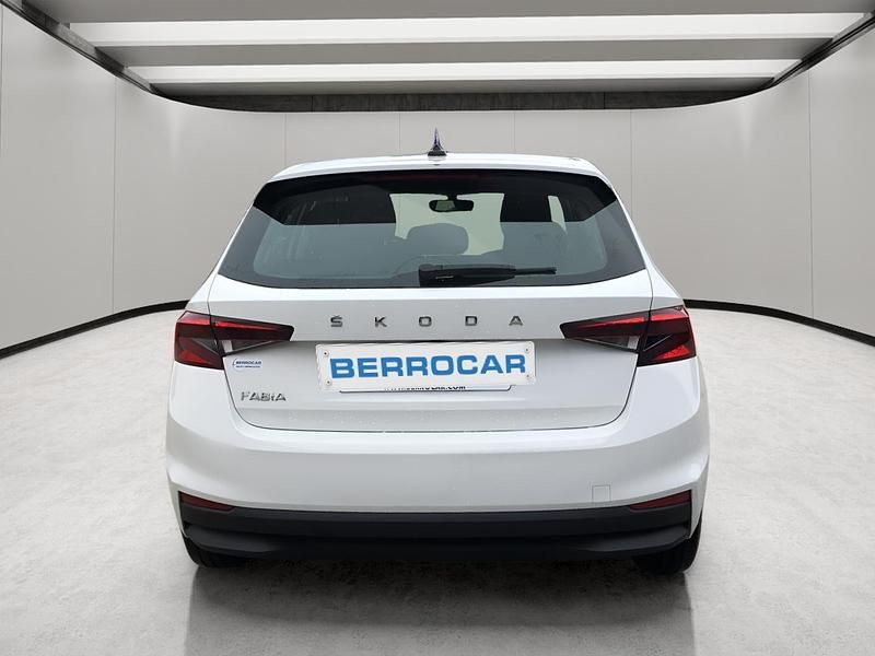 Usado Skoda Fabia Ambition 95 CV (69 kW) 2022 Blanco Utilitario