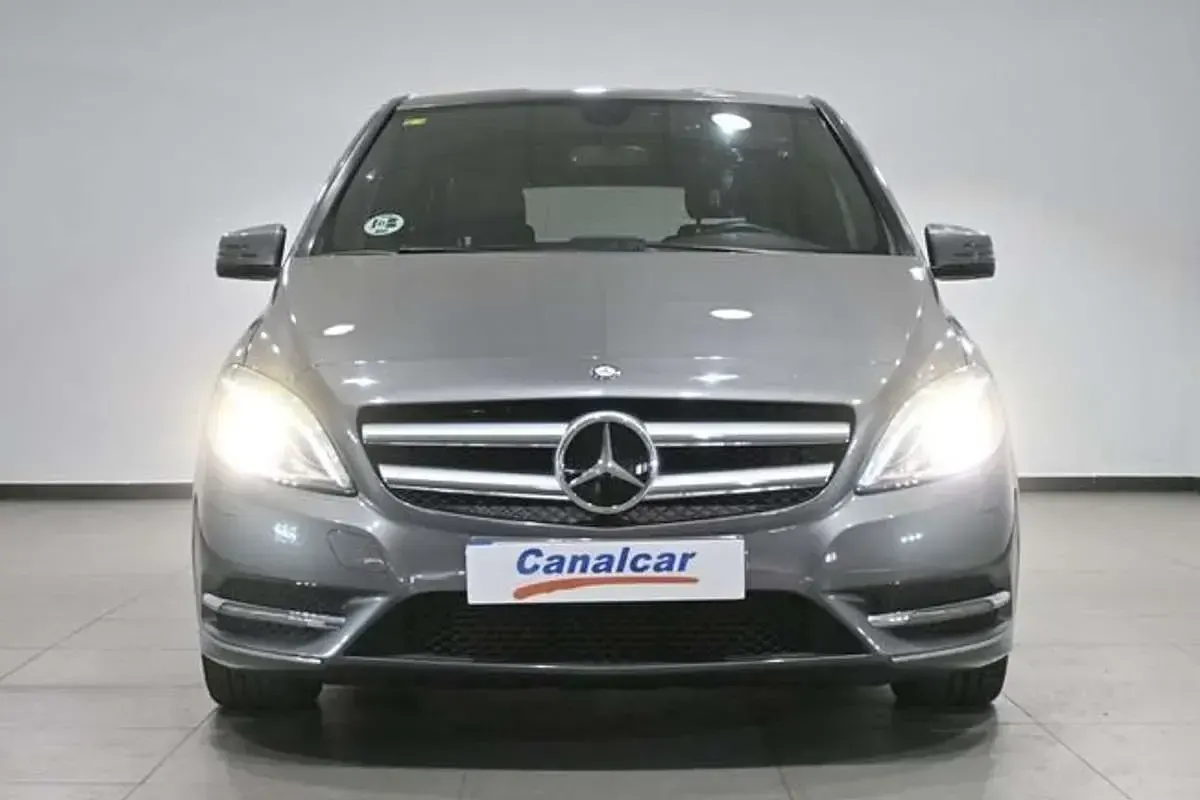Usado Mercedes B180 109 CV (80 kW) 2014 Gris Utilitario