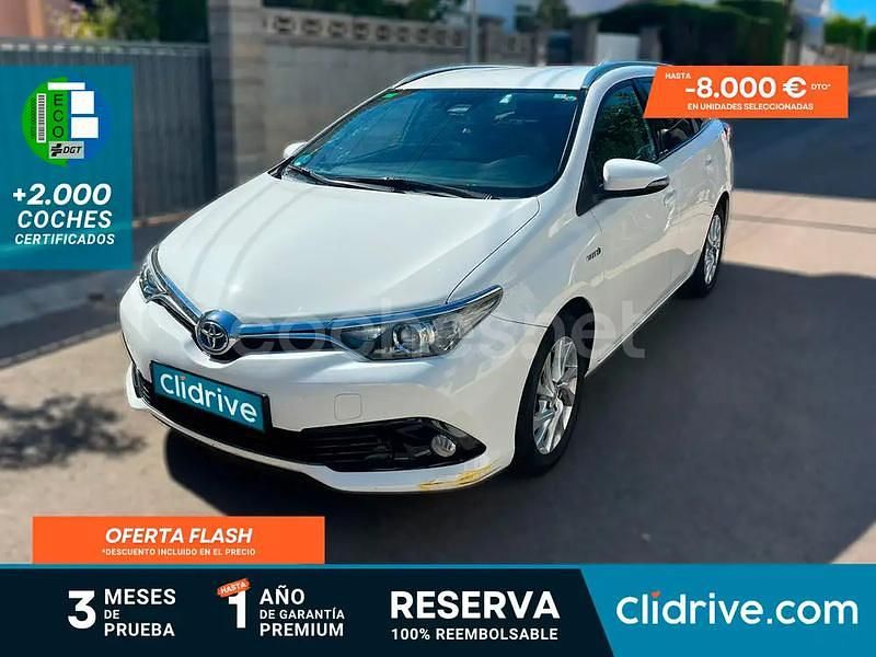Usado Toyota Auris Hybrid Active 136 CV (100 kW) 2017 Blanco Familiar