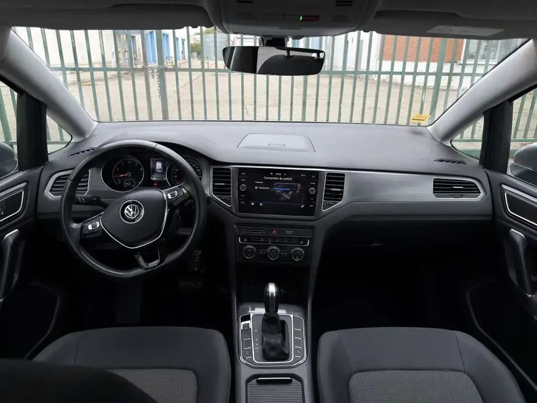 Usado VW Golf Sportsvan Advance 131 CV (96 kW) 2018 Gris Monovolumen