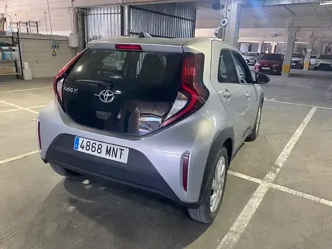Usado Toyota Aygo X Play 72 CV (52 kW) 2024 Gris SUV