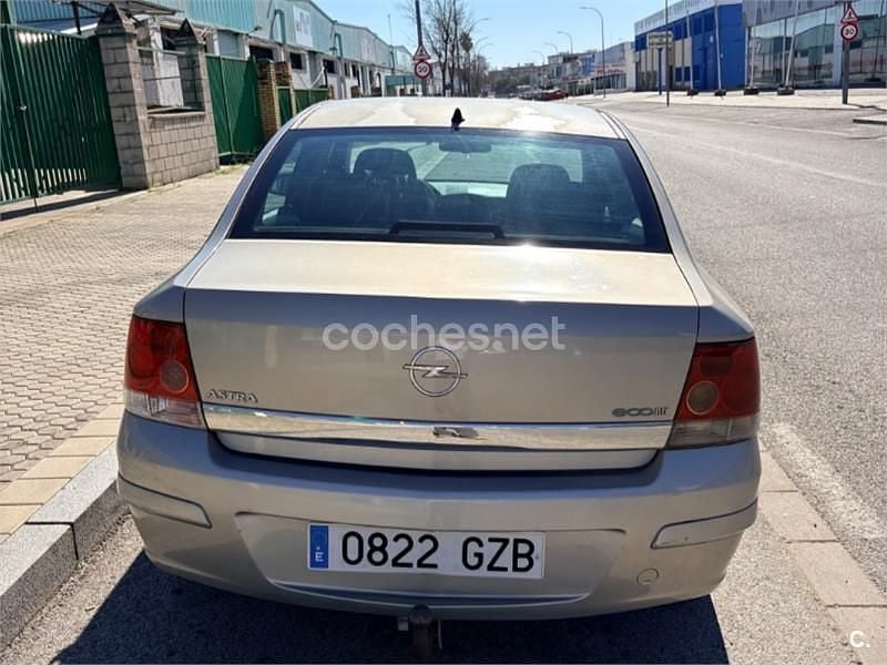 Usado Opel Astra Edition 110 CV (80 kW) 2010 Gris / plata Berlina