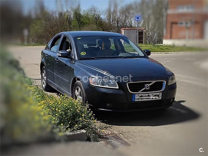 Negro Usado 2009 Volvo S40 Momentum Berlina | 3800 € (Precio justo) - Imagen 1/4