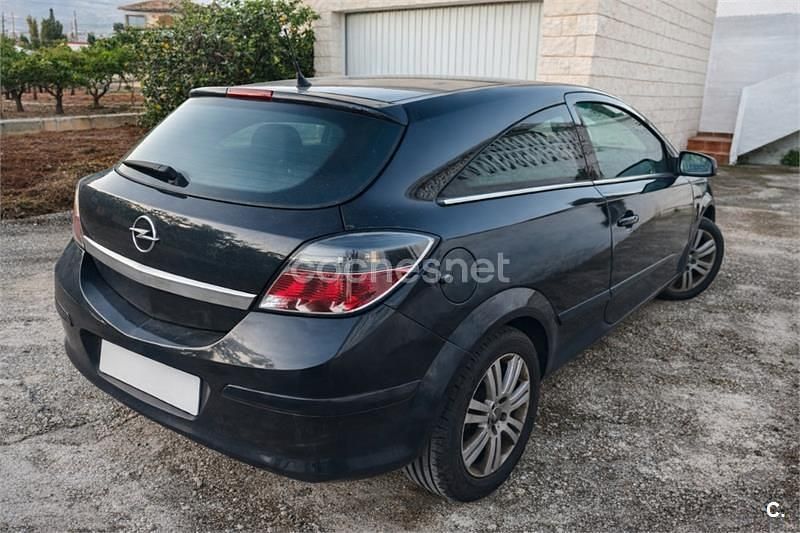 Usado Opel Astra GTC Cosmo 150 CV (110 kW) 2007 Negro Berlina