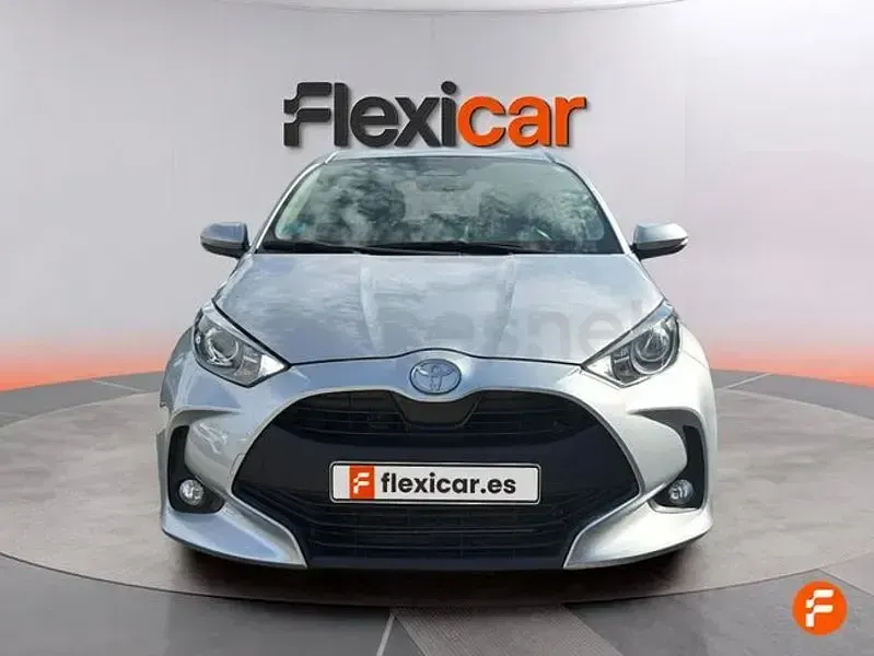 Usado Toyota Yaris Hybrid Active 116 CV (85 kW) 2025 Gris / plata Berlina