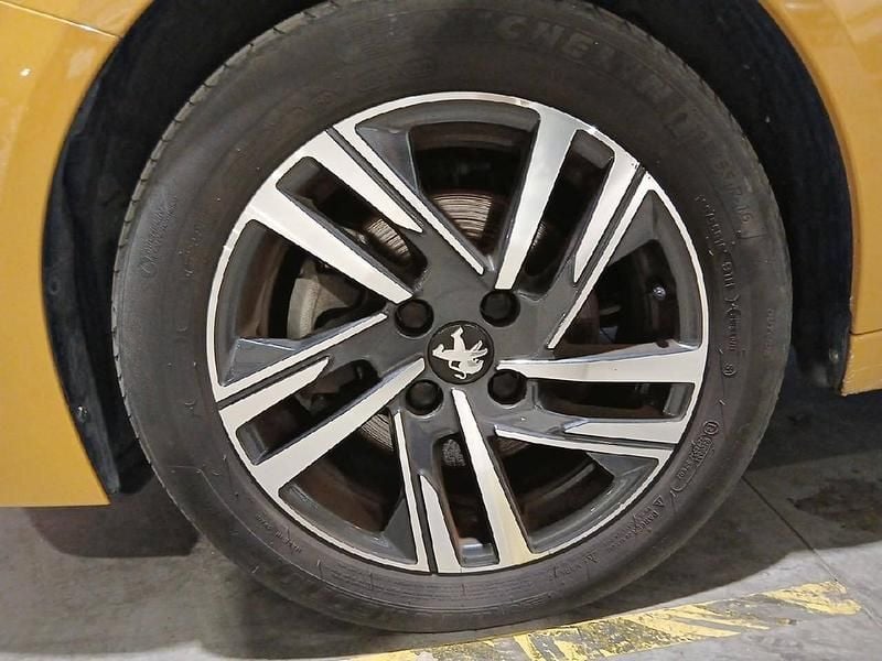 Usado Peugeot 208 Allure 100 CV (73 kW) 2023 Dorado Utilitario