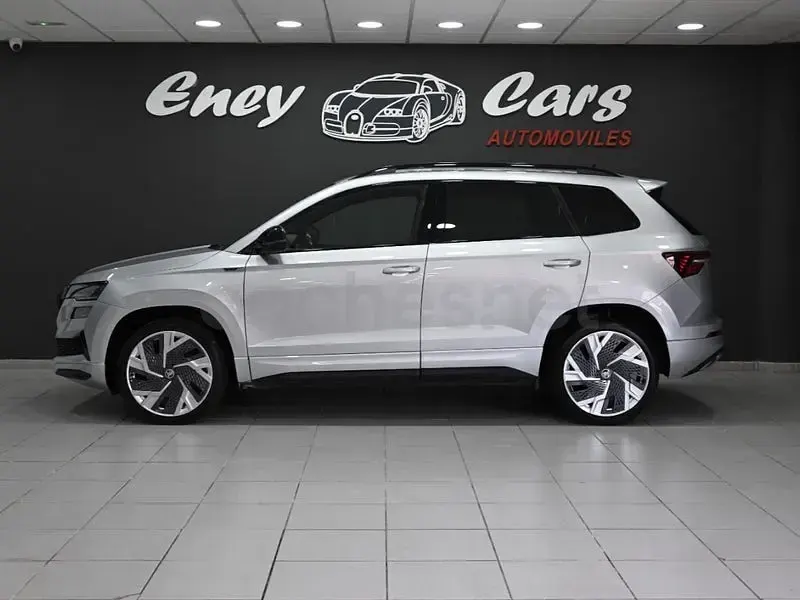 Usado Skoda Karoq SportLine 150 CV (110 kW) 2023 Gris / plata SUV