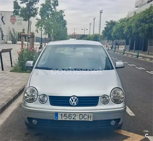 Usado VW Polo Highline 75 CV (55 kW) 2005 Gris / plata Utilitario