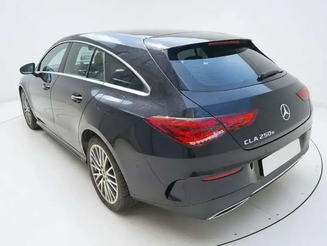 Usado Mercedes CLA250e Shooting Brake 218 CV (160 kW) 2023 Negro Familiar