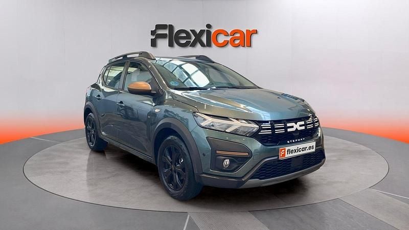 Usado Dacia Sandero Expression 101 CV (74 kW) 2023 Verde Utilitario